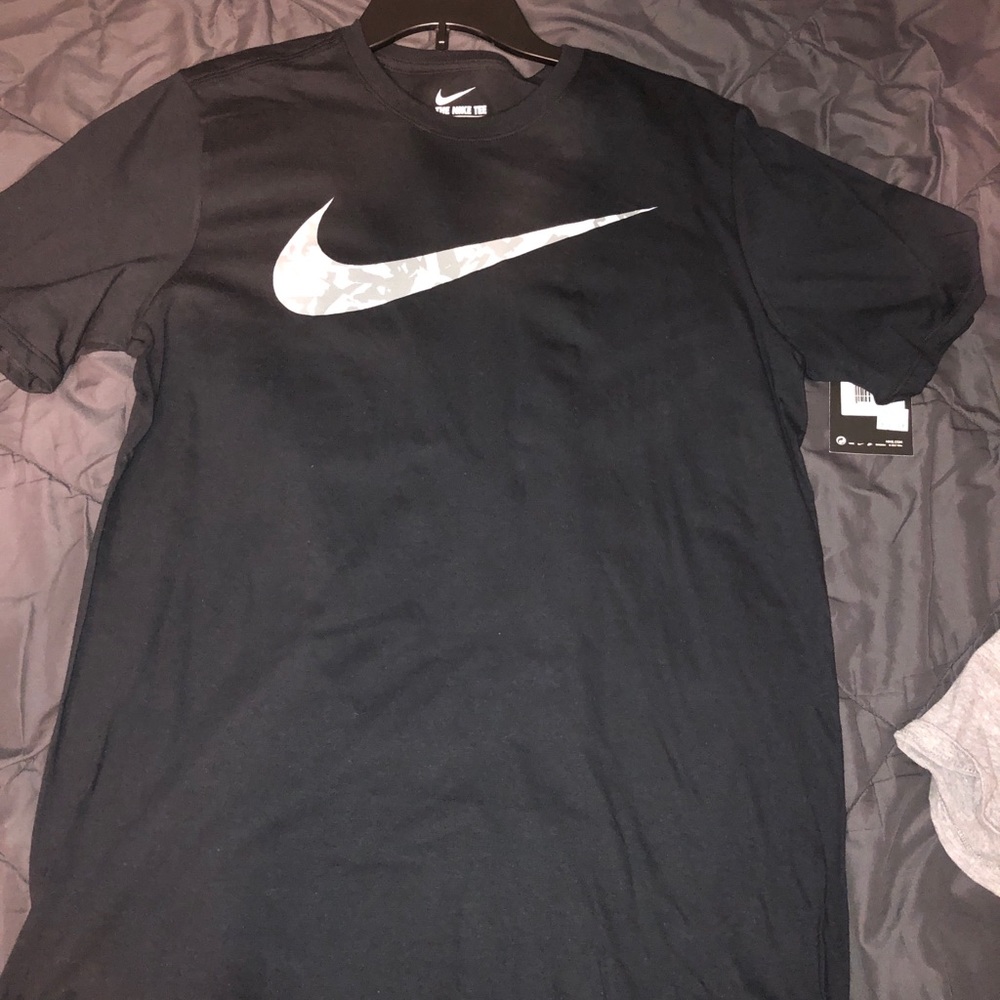black nike t shirt
